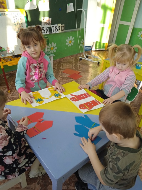 Декоративное украшение варежек.